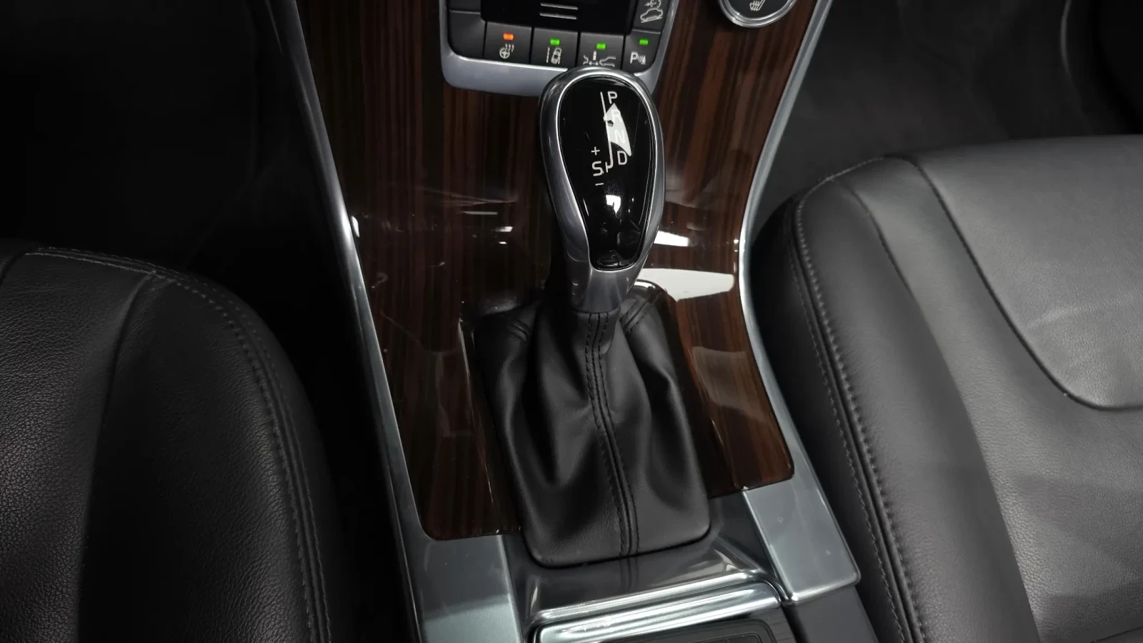 Volvo XC60 D5 AWD Panorama* , снимка 4 - Автомобили и джипове - 54793577