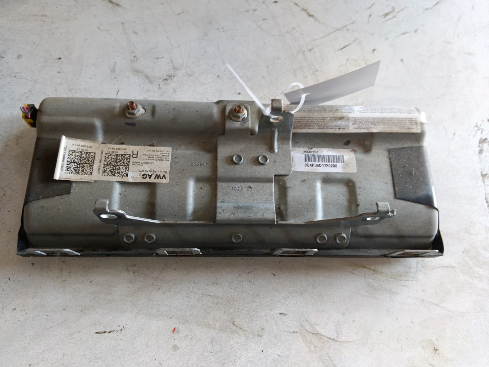 еърбег крака RHD 8V2880841A Audi A3