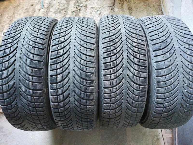 Гуми Зимни 235/65R17, снимка 1 - Гуми и джанти - 35772514