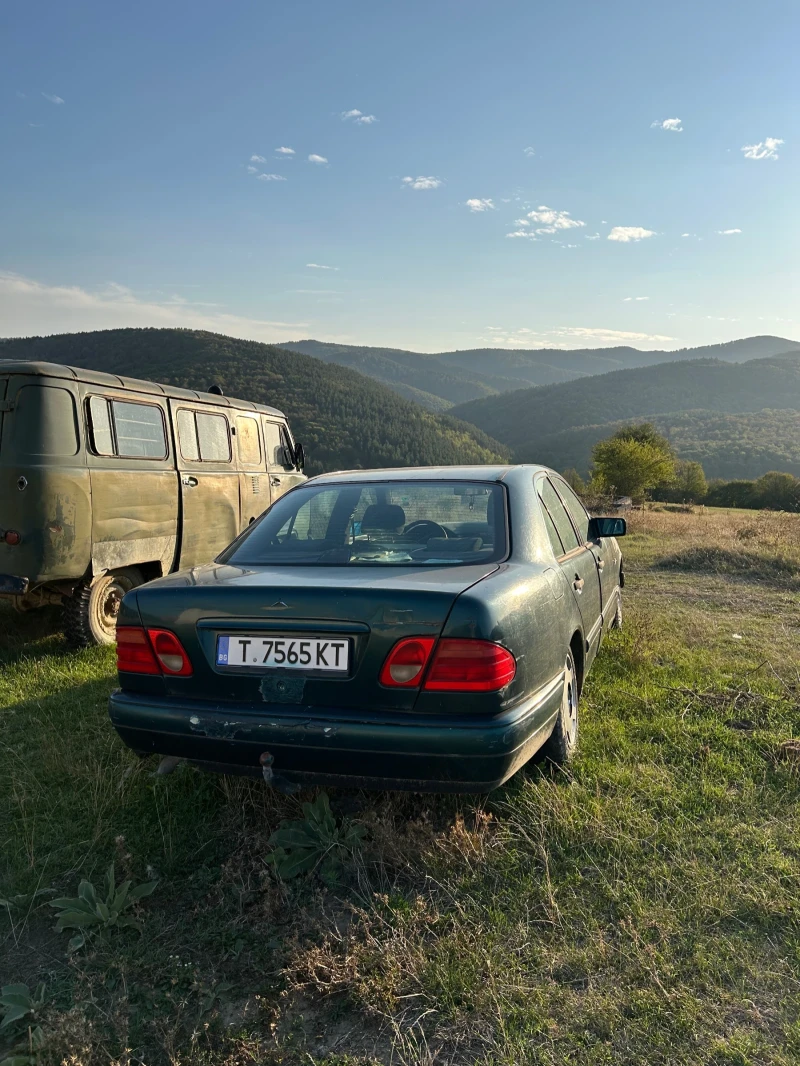 Mercedes-Benz E 220, снимка 1 - Автомобили и джипове - 47314898