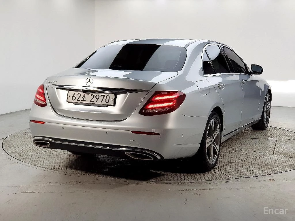 Mercedes-Benz E 300 Avantgarde* ПОДГРЕВ* КАМЕРА* ПАМЕТ* КРАЙНА ЦЕНА* , снимка 4 - Автомобили и джипове - 54827786