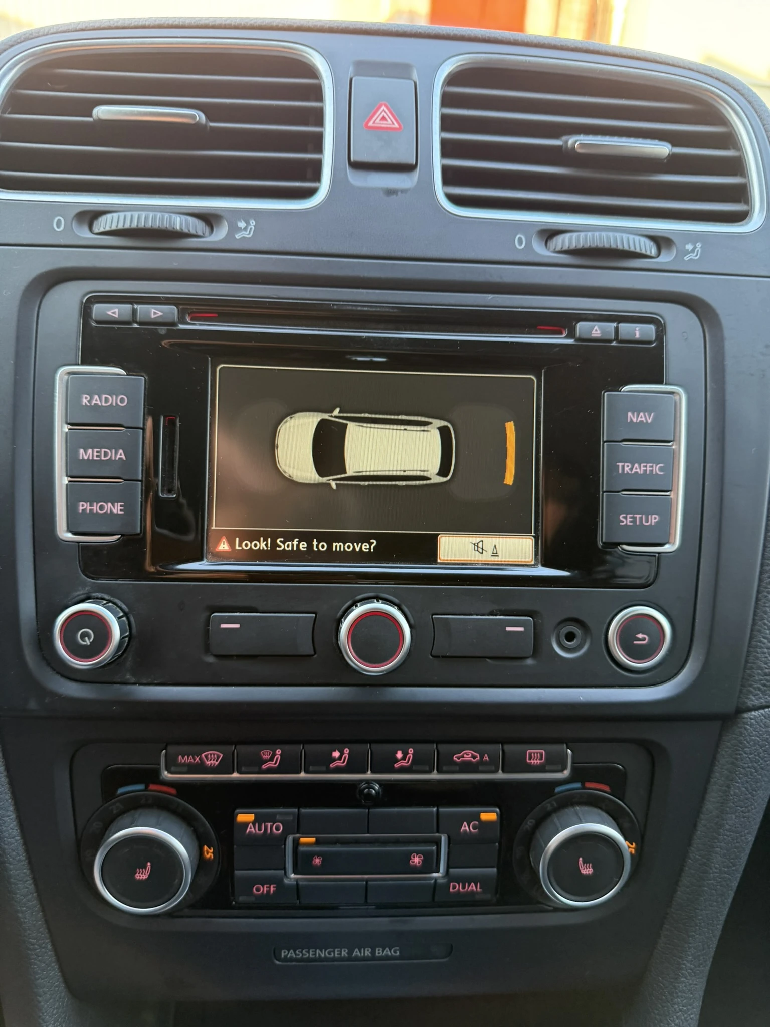 VW Golf 1.6 TDI DSG, снимка 9 - Автомобили и джипове - 55997683