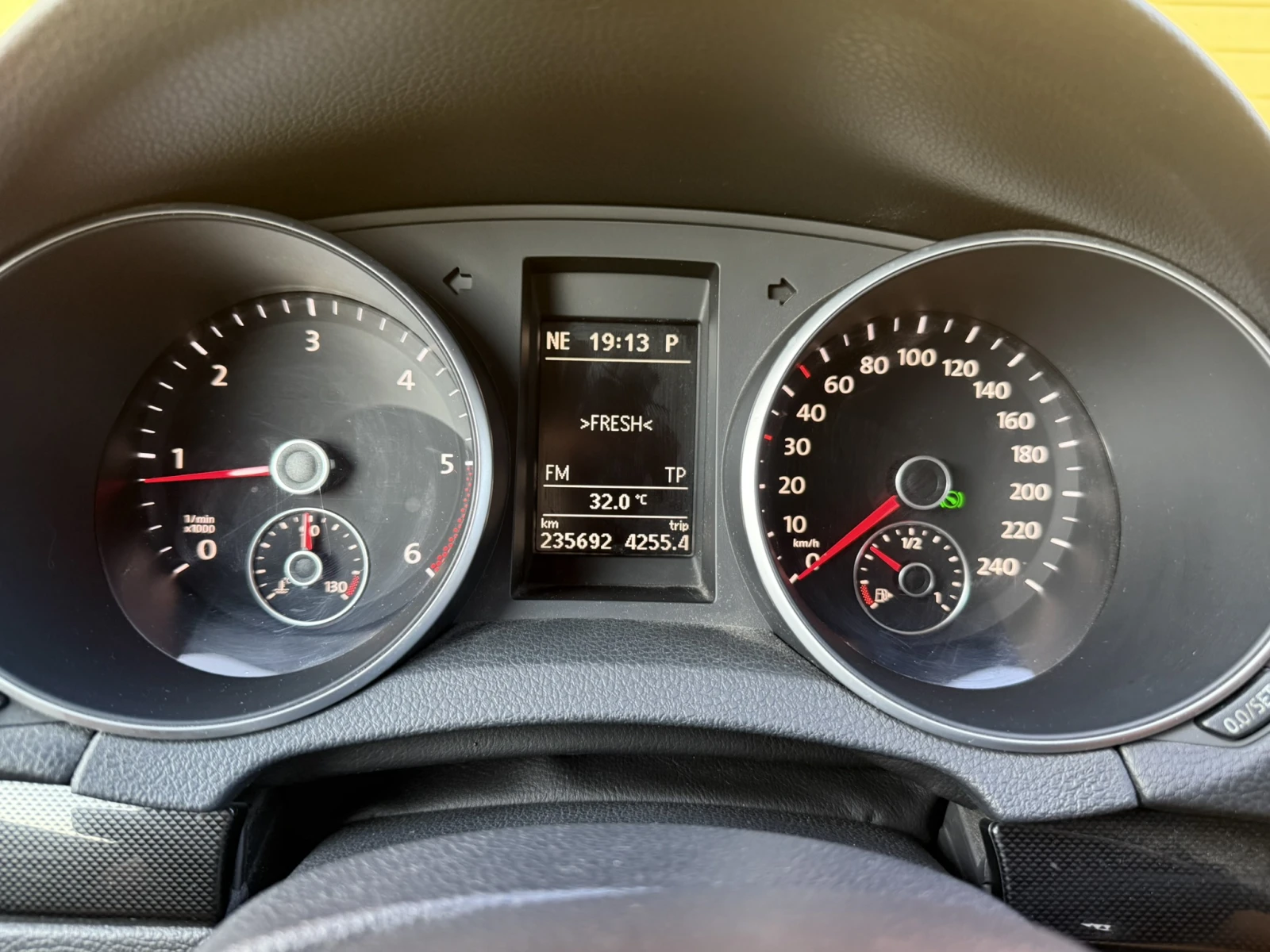 VW Golf 1.6 TDI DSG, снимка 13 - Автомобили и джипове - 55997683