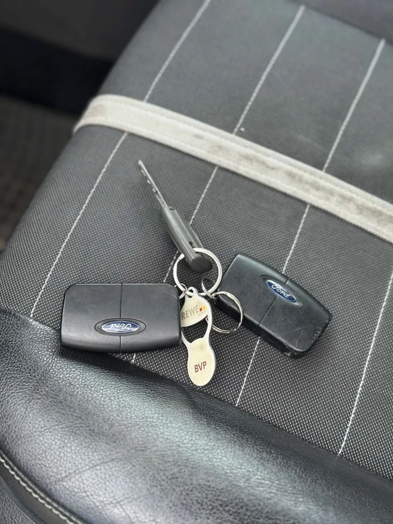 Ford Kuga 2.0 TDCi 4x4, снимка 8 - Автомобили и джипове - 53029276