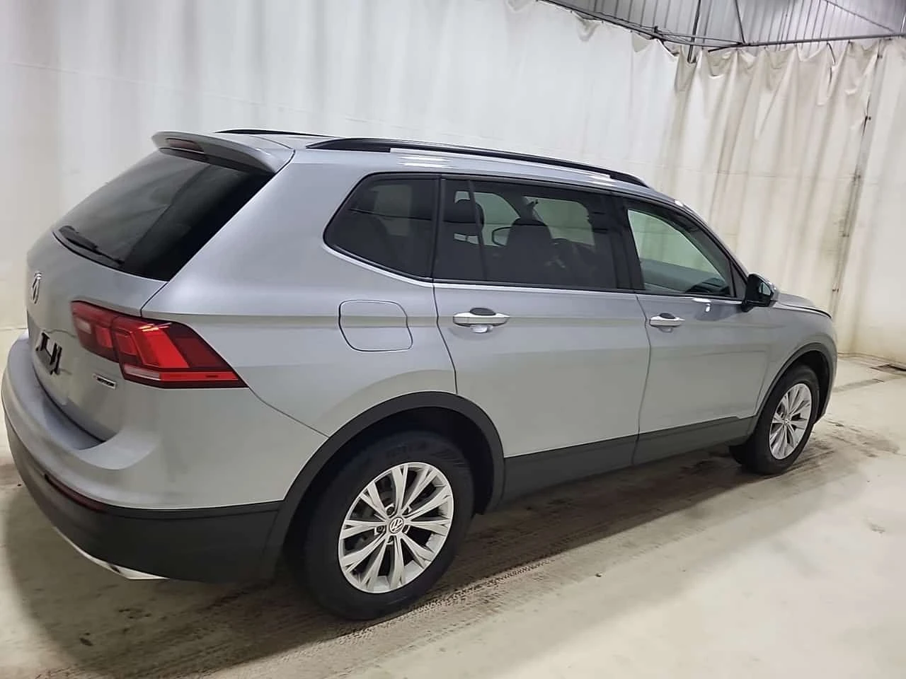 VW Tiguan  TRENDLINE * 2 КЛЮЧА* ПОДГРЕВИ* CARFAX *  - изображение 3