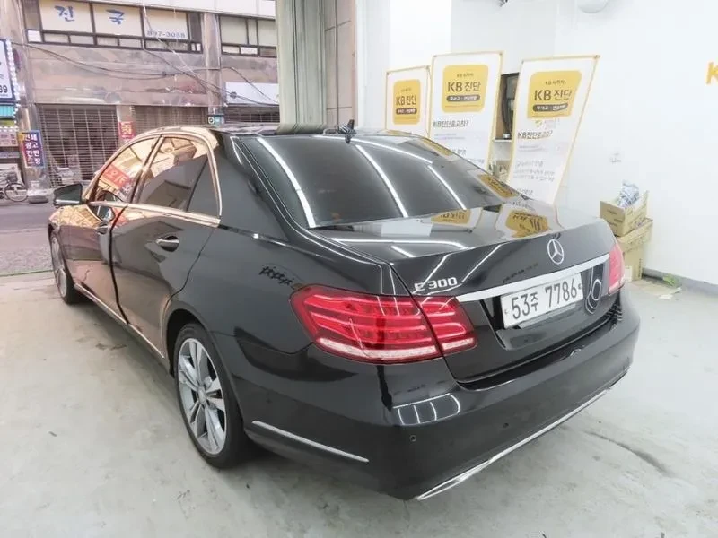 Mercedes-Benz E 300 Avantgarde - САМО 30% АВАНС, снимка 4 - Автомобили и джипове - 56002499