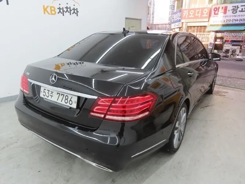 Mercedes-Benz E 300 Avantgarde - САМО 30% АВАНС, снимка 3 - Автомобили и джипове - 56002499