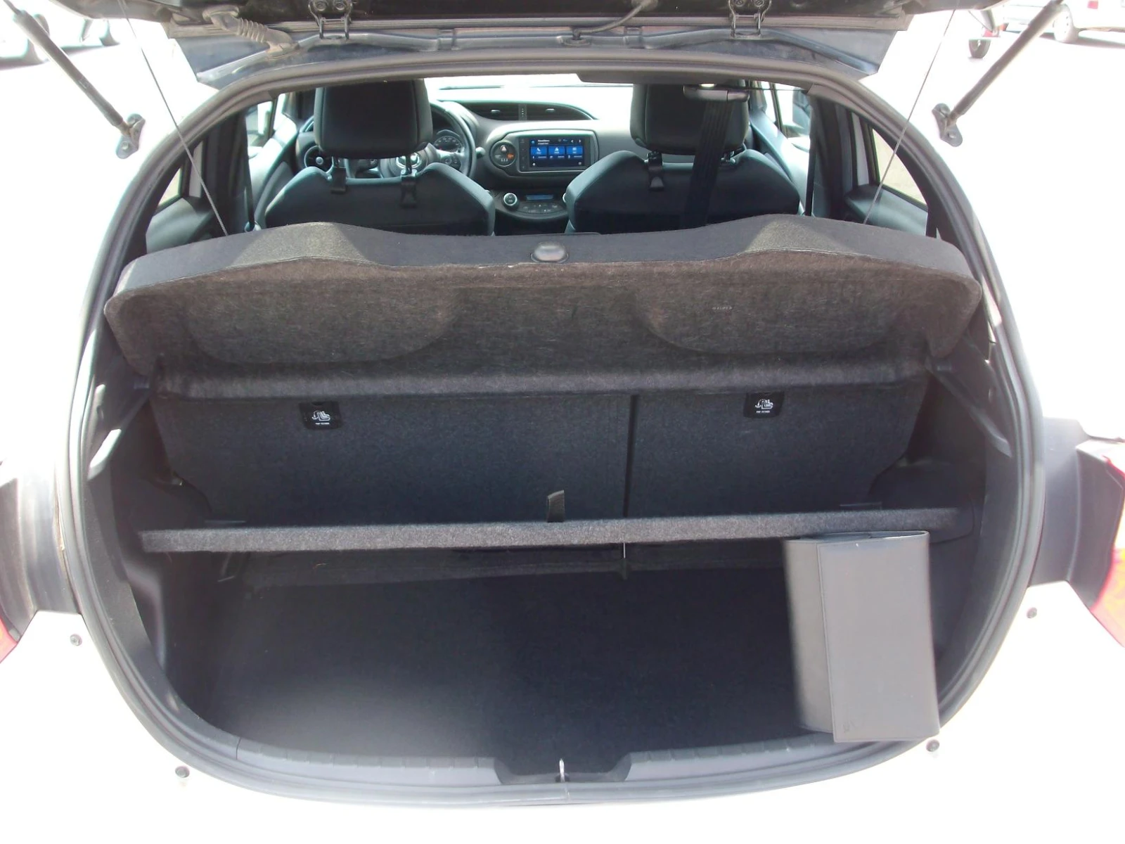 Toyota Yaris 1.5 HIBRID 2020g. 50000 km AVTOMATIK , снимка 13 - Автомобили и джипове - 55156911