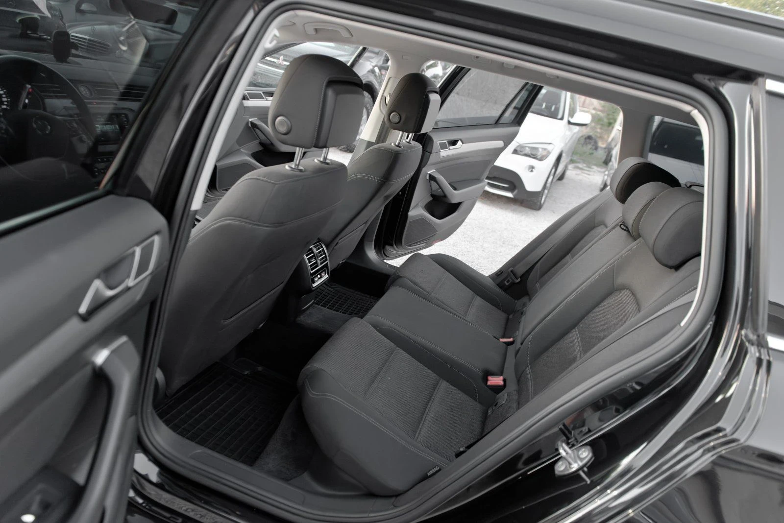 VW Passat 2.0 tdi 150 кс DSG 6 степенен напълно обслужен, снимка 12 - Автомобили и джипове - 56333675