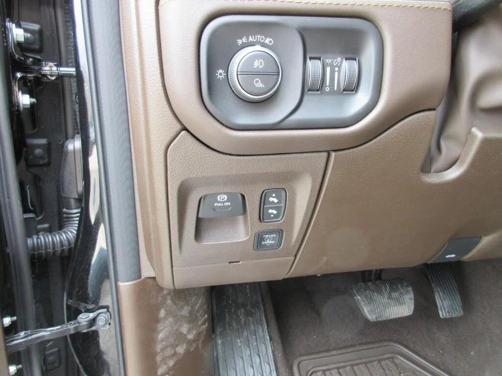 Dodge RAM 1500 Limited Crew Cab 4WD, снимка 11 - Автомобили и джипове - 54611967