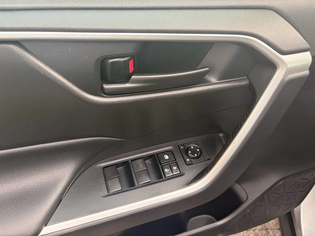 Toyota Rav4 Hybrid LE AWD, снимка 14 - Автомобили и джипове - 56330789