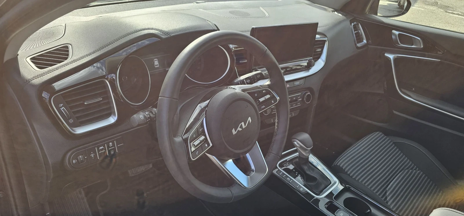 Kia Ceed 1.5-GDI Автомат Хечбег 2800км , снимка 13 - Автомобили и джипове - 54309027