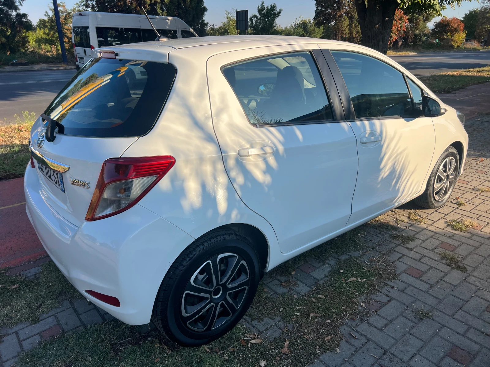 Toyota Yaris 1.4 d-4D NAVI* CLIMA* CAMERA, снимка 8 - Автомобили и джипове - 56129123