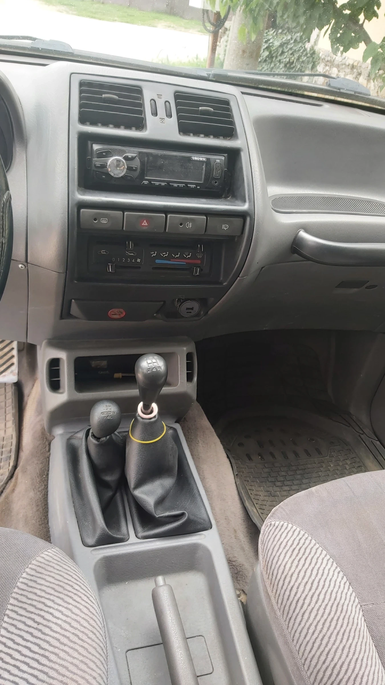 Nissan Terrano 2.4 - изображение 7