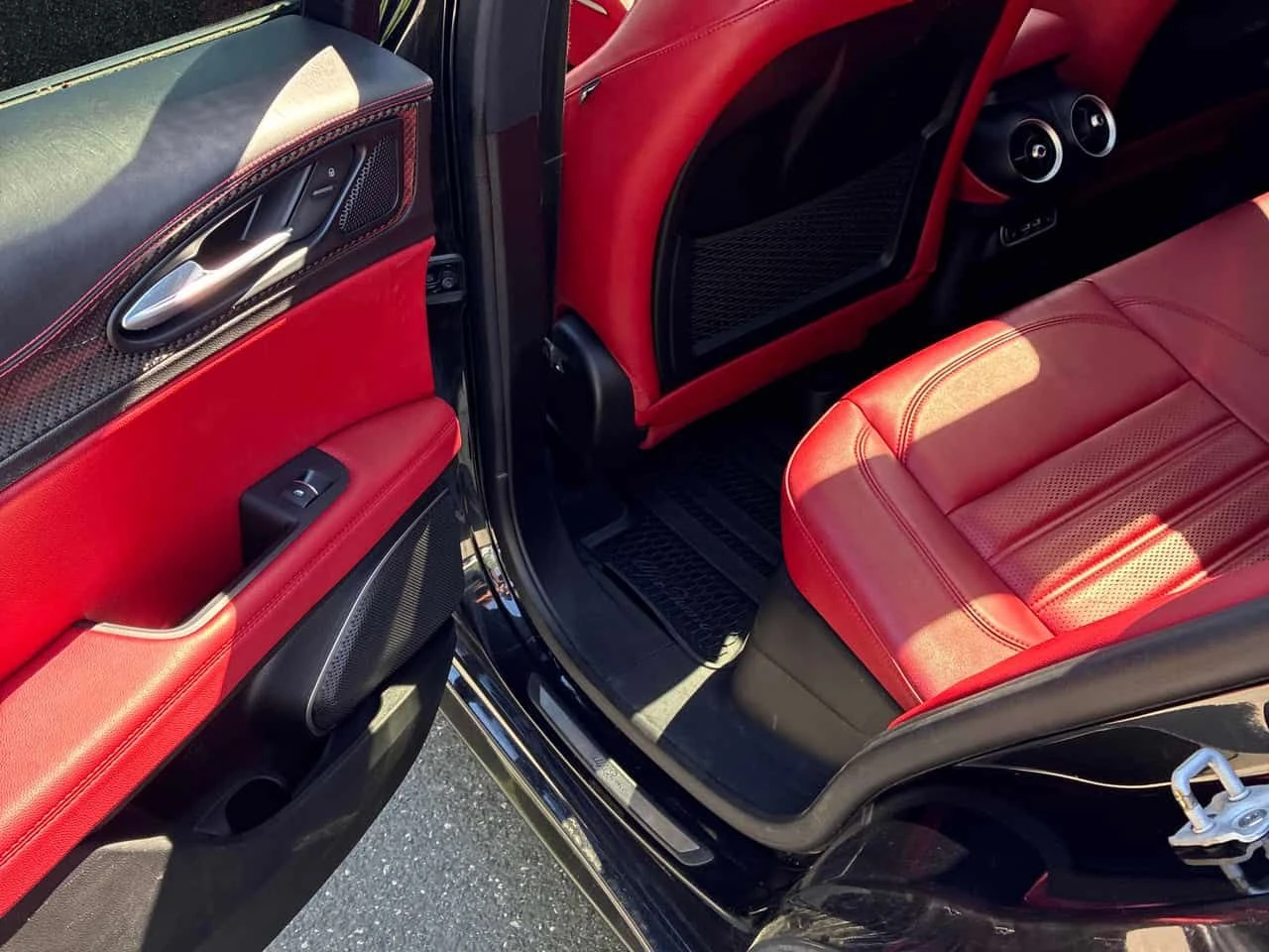 Alfa Romeo Stelvio * Ti Carbon* АВТОКРЕДИТ БЕЗ ПЪРВОНАЧАЛНА ВНОСКА* , снимка 14 - Автомобили и джипове - 54720513