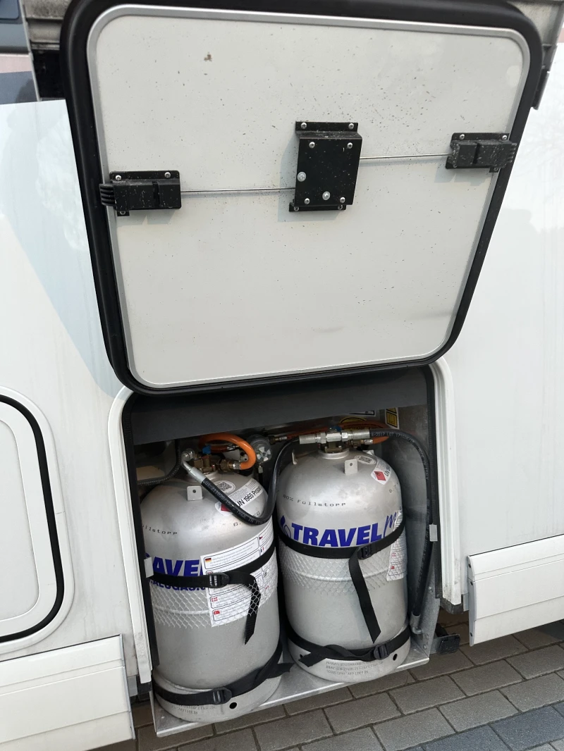 Кемпер Carthago Carthago I 144QB, 3.5 т , Автомат, снимка 17 - Каравани и кемпери - 52267819