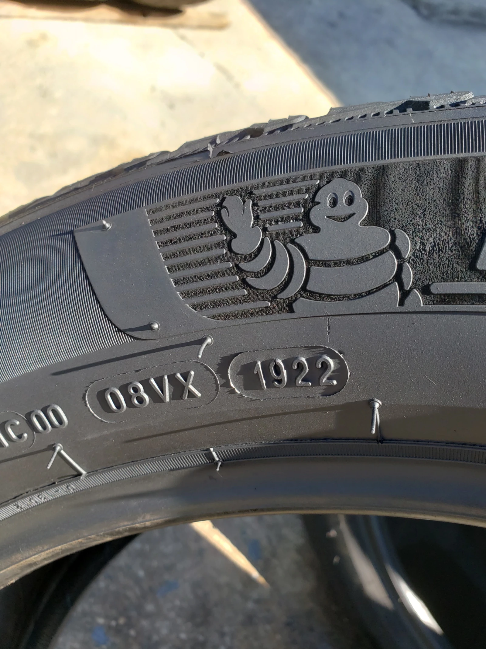 Гуми Зимни 235/50R20, снимка 8 - Гуми и джанти - 56128774