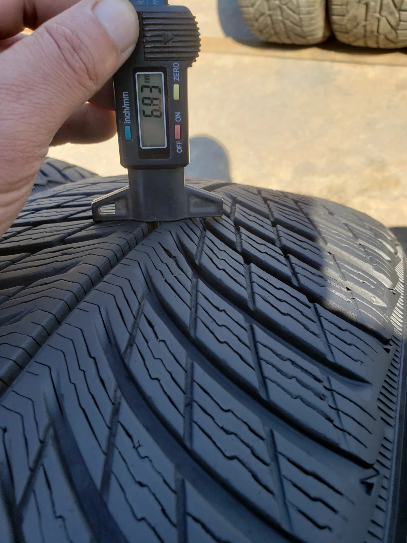 Гуми Зимни 235/50R20, снимка 9 - Гуми и джанти - 56128774