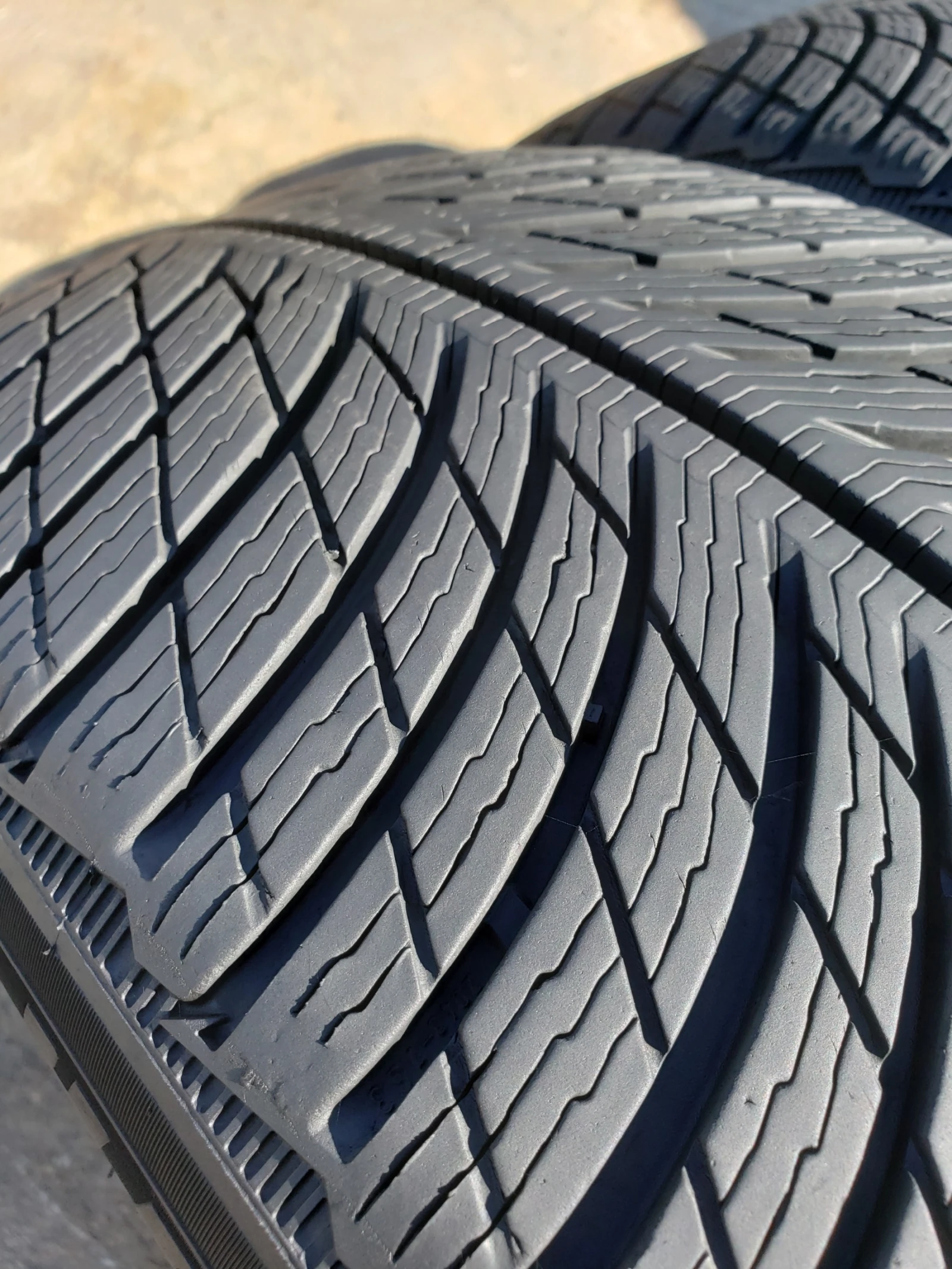 Гуми Зимни 235/50R20, снимка 6 - Гуми и джанти - 56128774