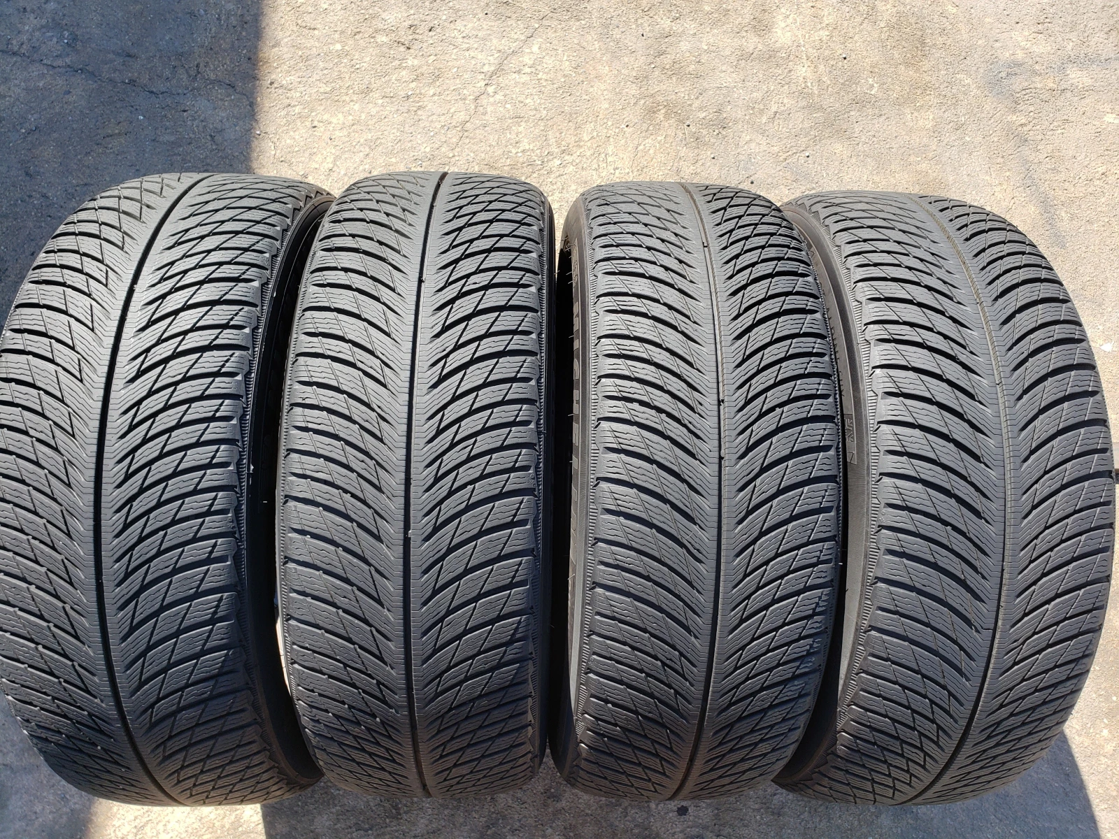 Гуми Зимни 235/50R20, снимка 2 - Гуми и джанти - 56128774