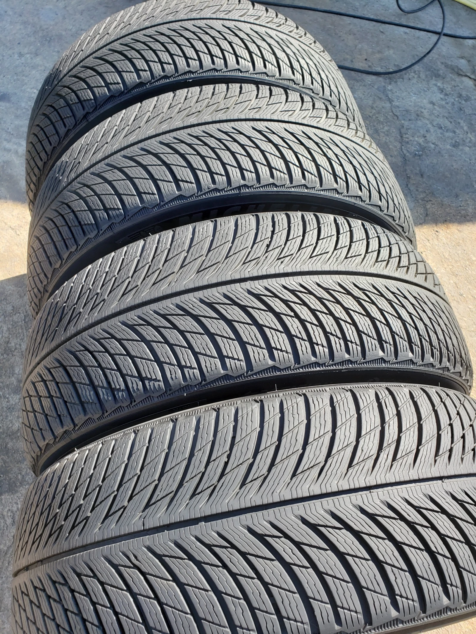 Гуми Зимни 235/50R20, снимка 4 - Гуми и джанти - 56128774
