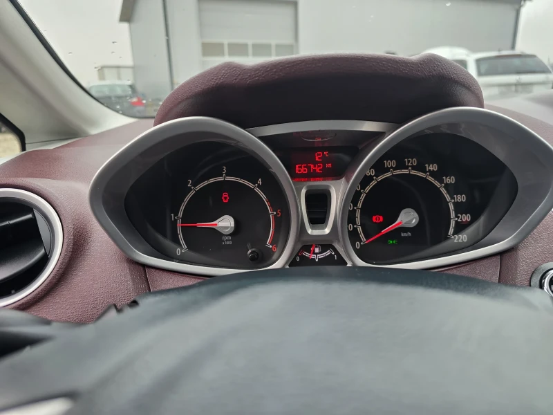 Ford Fiesta Titanium Edition Individual, снимка 11 - Автомобили и джипове - 52331659