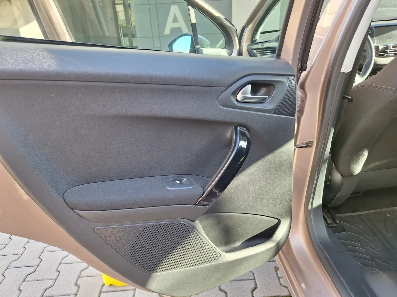 Peugeot 208 1.4 HDI, снимка 14 - Автомобили и джипове - 52530338