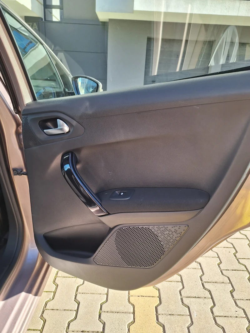 Peugeot 208 1.4 HDI, снимка 13 - Автомобили и джипове - 52530338