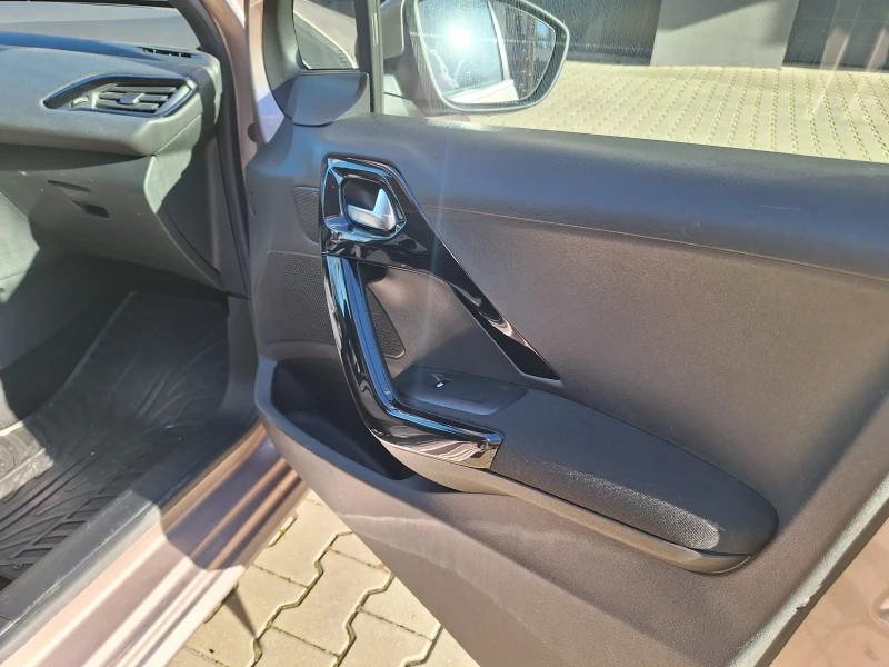Peugeot 208 1.4 HDI, снимка 11 - Автомобили и джипове - 52530338