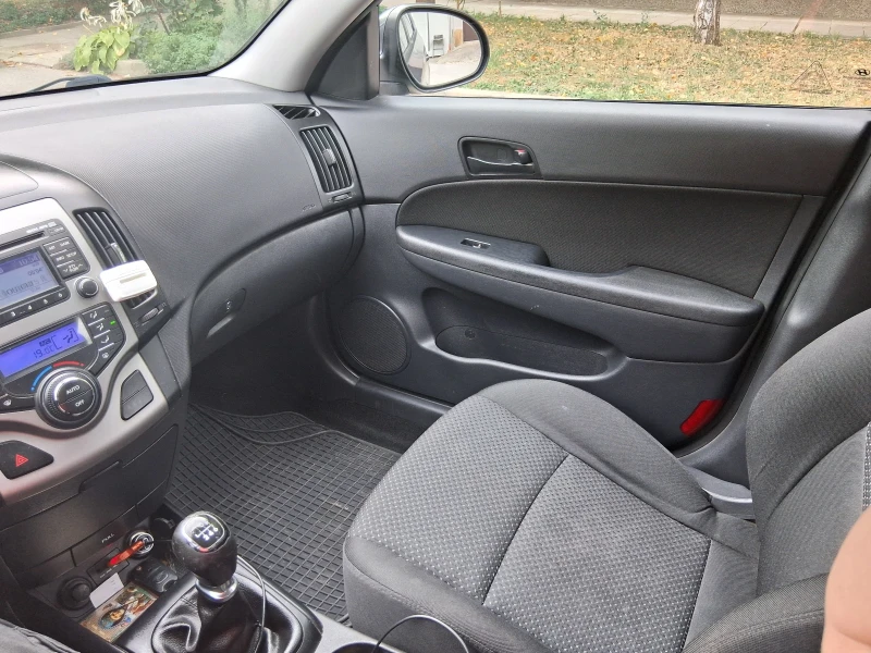 Hyundai I30 1.6 CRDI, снимка 12 - Автомобили и джипове - 52640782
