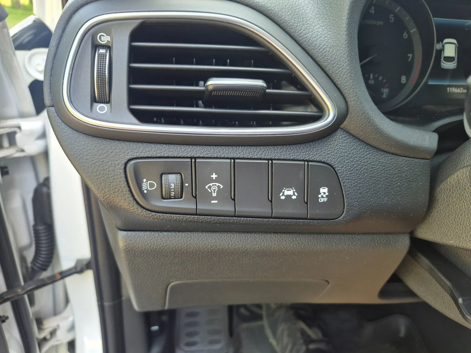 Hyundai I30 !!1.4i !!! Perfectna !!!, снимка 11 - Автомобили и джипове - 54824047