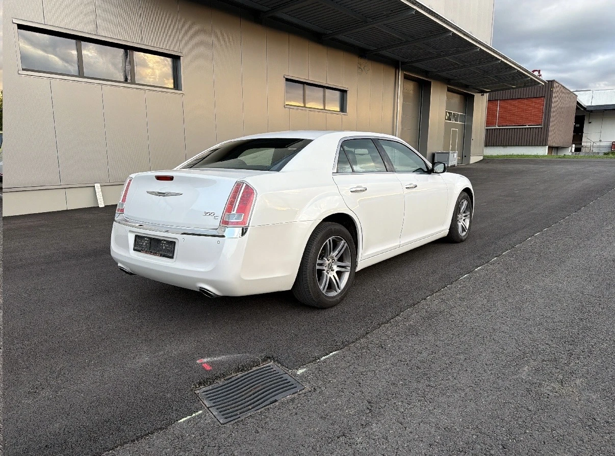Chrysler 300c 5.7 Швейцария, снимка 6 - Автомобили и джипове - 55964279