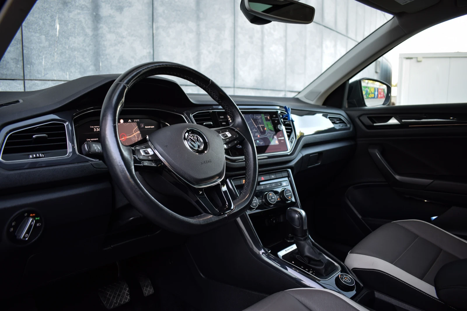 VW T-Roc 2.0TDI* 4-Motion* Дигитал* Дистроник* Панорама* Ke, снимка 14 - Автомобили и джипове - 55433211