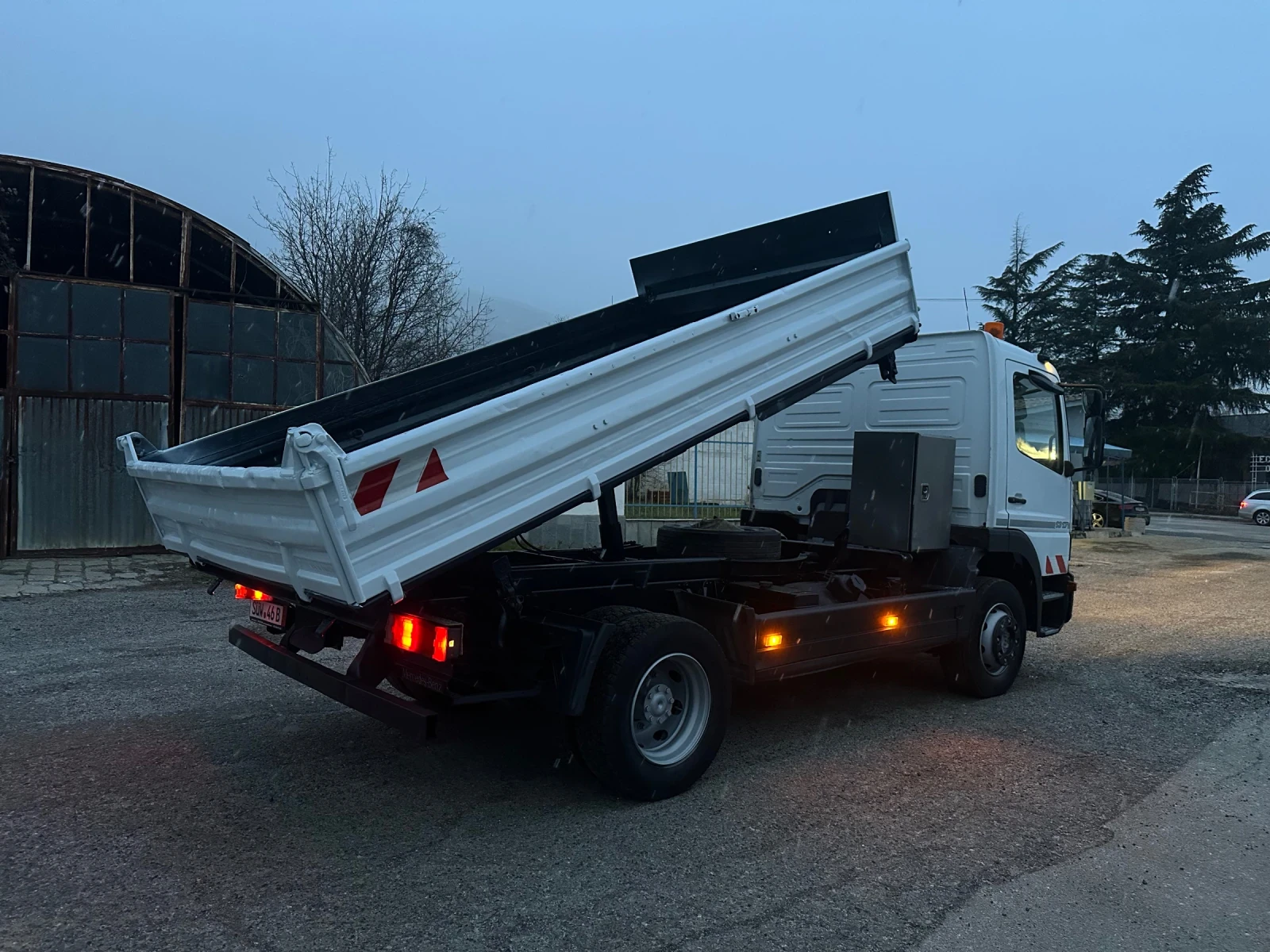 Mercedes-Benz Atego 1317* 11990кг.* Тристранен самосвал* Топ състояние - изображение 4