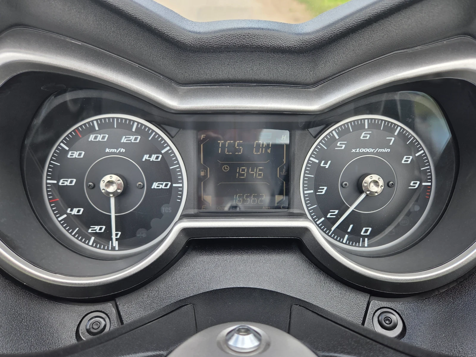 Yamaha X-max 300i, ABS, TRACTION CONTROL, KEYLESS GO, LED, TOP!, снимка 14 - Мотоциклети и мототехника - 54629607