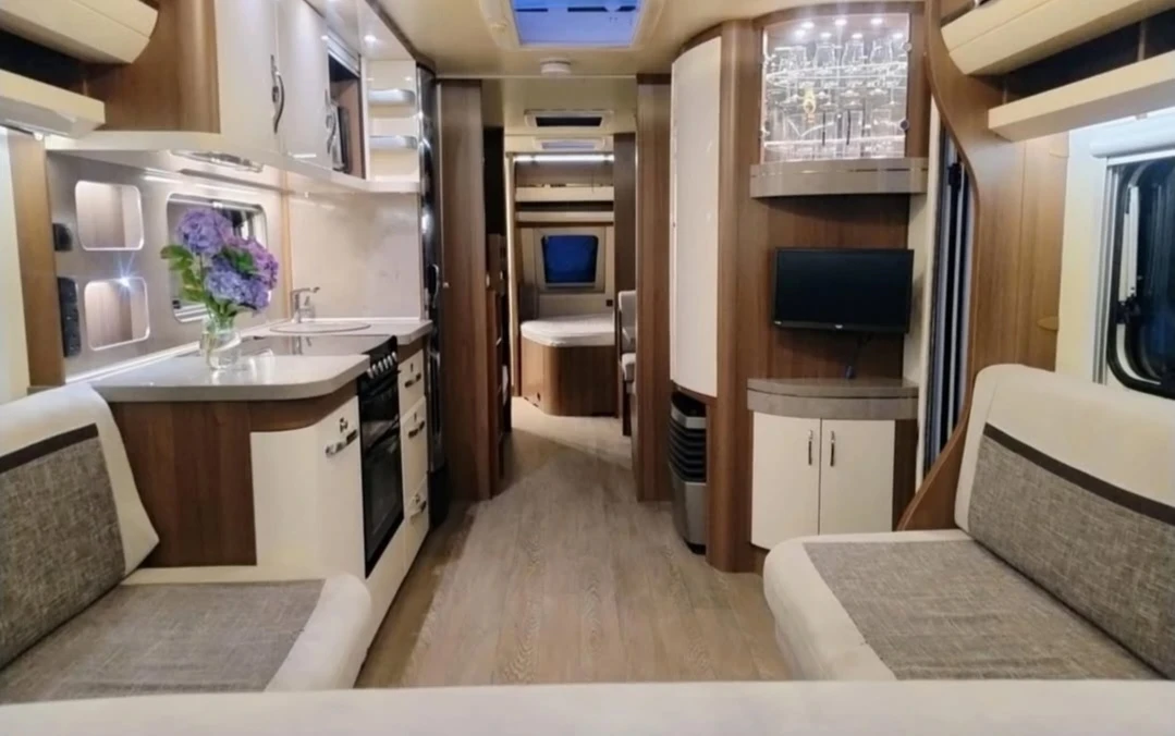 Каравана Hobby Excellent vip, снимка 7 - Каравани и кемпери - 53876222