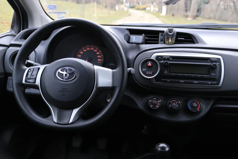 Toyota Yaris, снимка 12 - Автомобили и джипове - 48214622