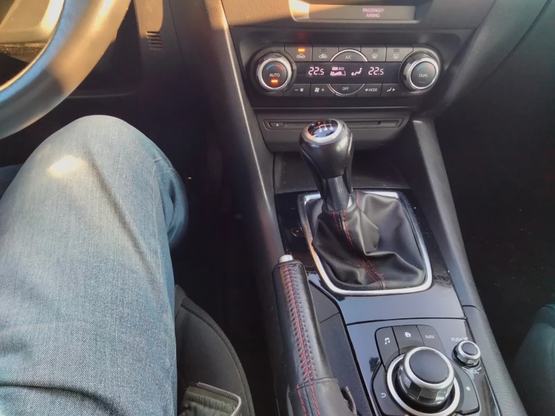 Mazda 3 1.5 Skyactiv, снимка 13 - Автомобили и джипове - 52152672
