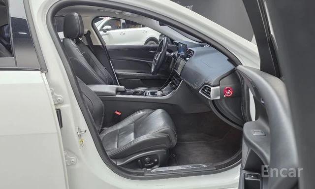 Jaguar XE XE 20d R Sports, снимка 8 - Автомобили и джипове - 54185668