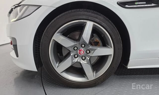 Jaguar XE XE 20d R Sports, снимка 2 - Автомобили и джипове - 54185668