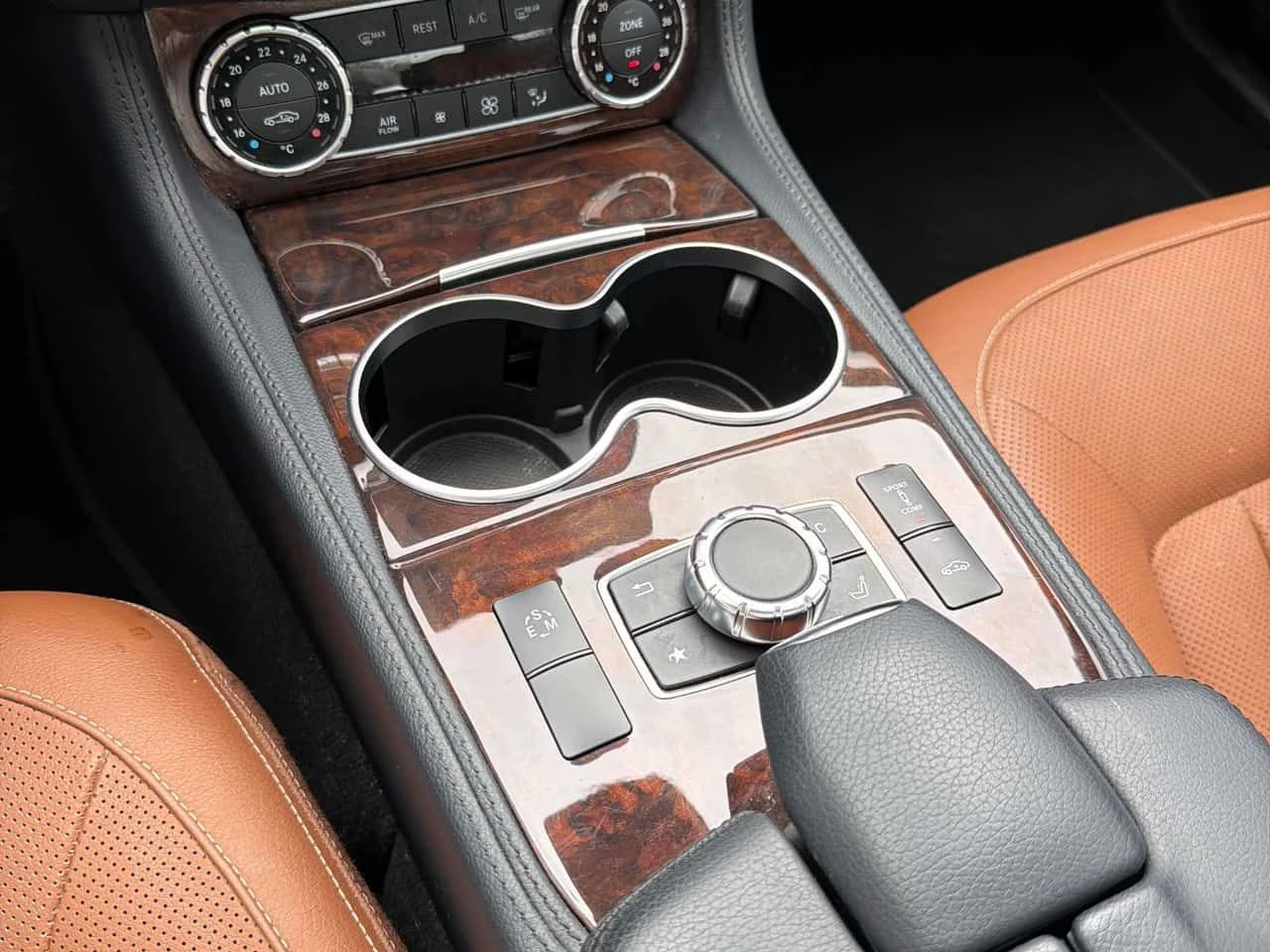 Mercedes-Benz CLS 550 4MATIC/HARMAN KARDON/360 CAM/ОБДУХВАНЕ, снимка 14 - Автомобили и джипове - 54393555