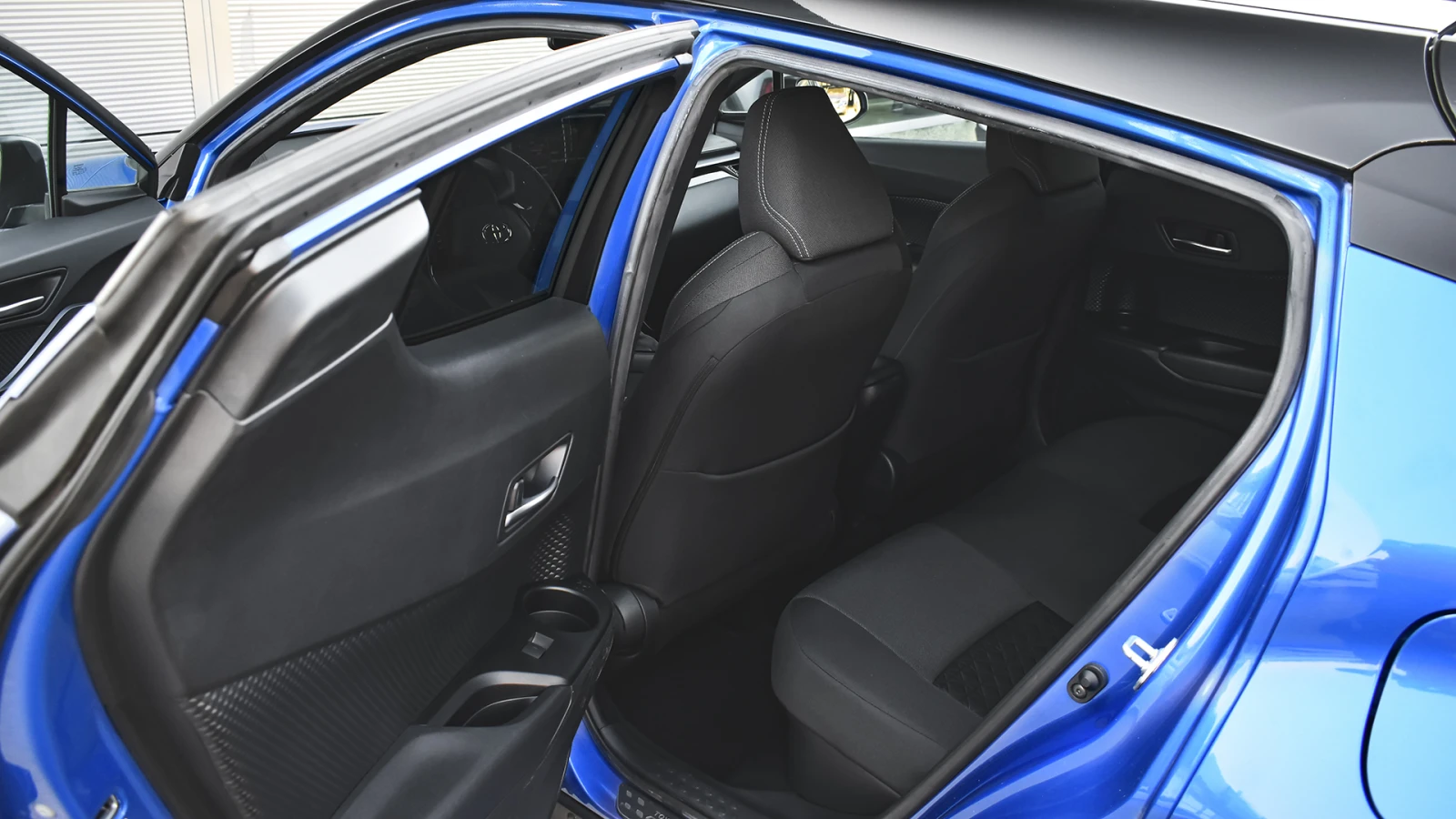 Toyota C-HR 2.0 Hybrid Comfort Automatic - изображение 9