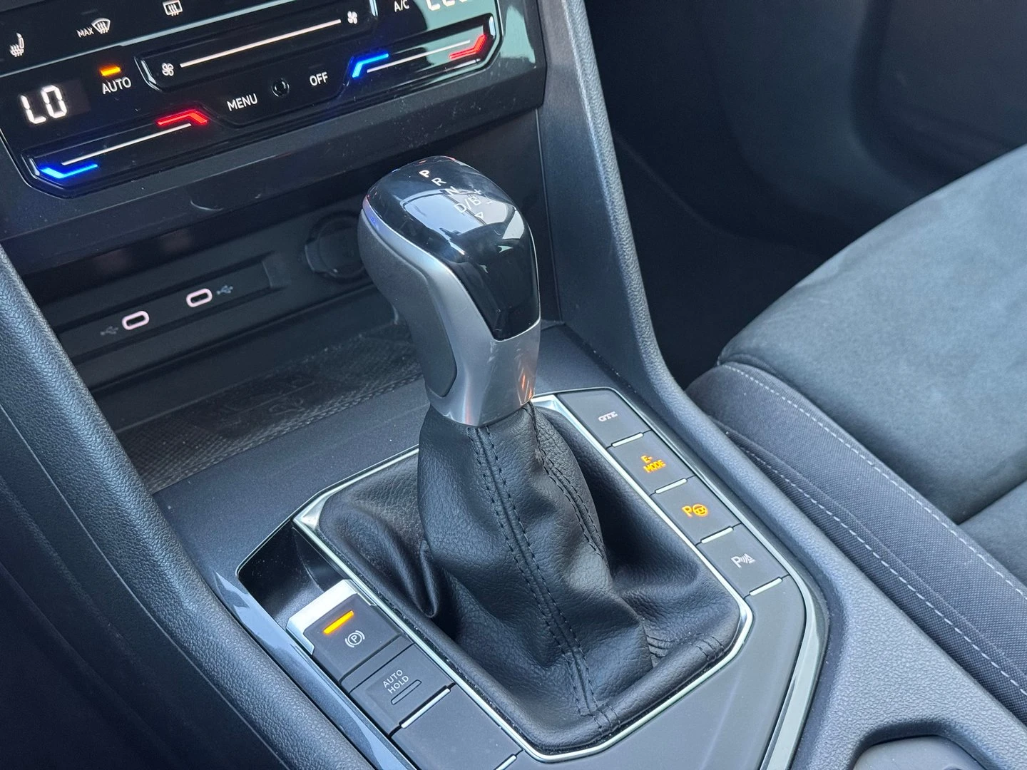 VW Tiguan Elegance 1.4 eHybrid OPF DSG, снимка 8 - Автомобили и джипове - 54602862