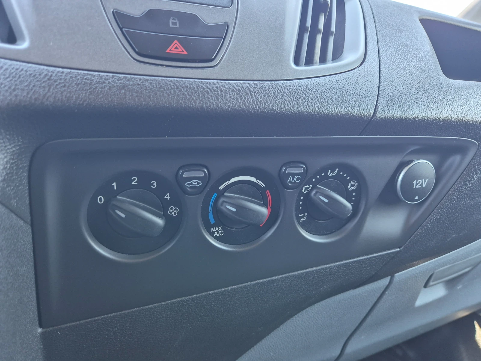 Ford Transit Custom 2.0 TDCI, снимка 9 - Бусове и автобуси - 56358901