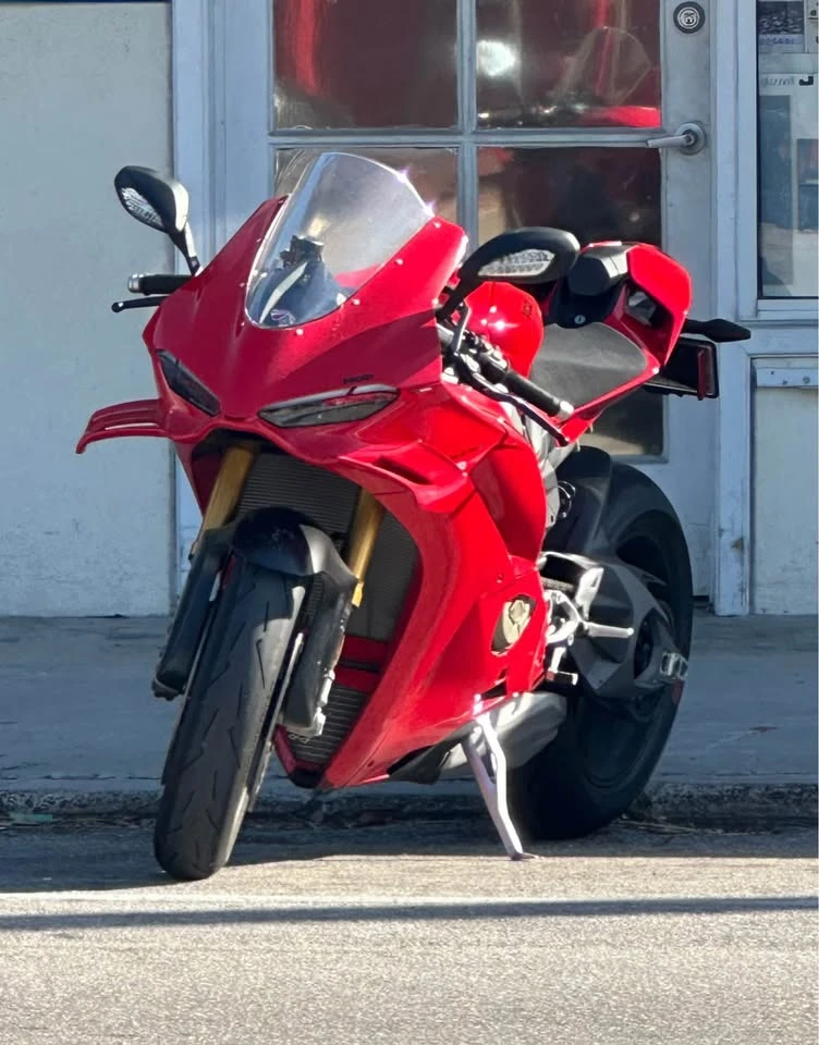 Ducati Panigale * v4s* CARFAX * БЕЗ ПЪРВОНАЧАЛНА ВНОСКА, снимка 2 - Мотоциклети и мототехника - 52841782