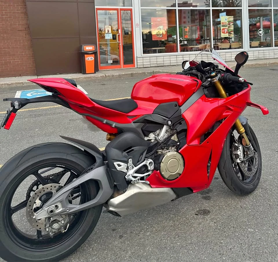 Ducati Panigale * v4s* CARFAX * БЕЗ ПЪРВОНАЧАЛНА ВНОСКА - изображение 3