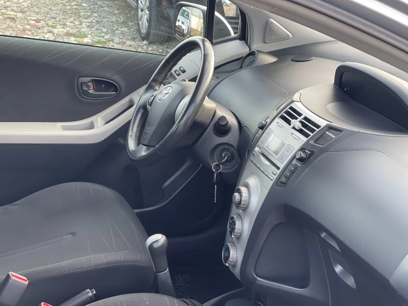 Toyota Yaris 1.0 VVT-i, снимка 11 - Автомобили и джипове - 43557663