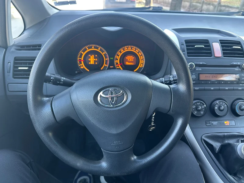 Toyota Auris 1.4 VVT-i, снимка 10 - Автомобили и джипове - 52773672