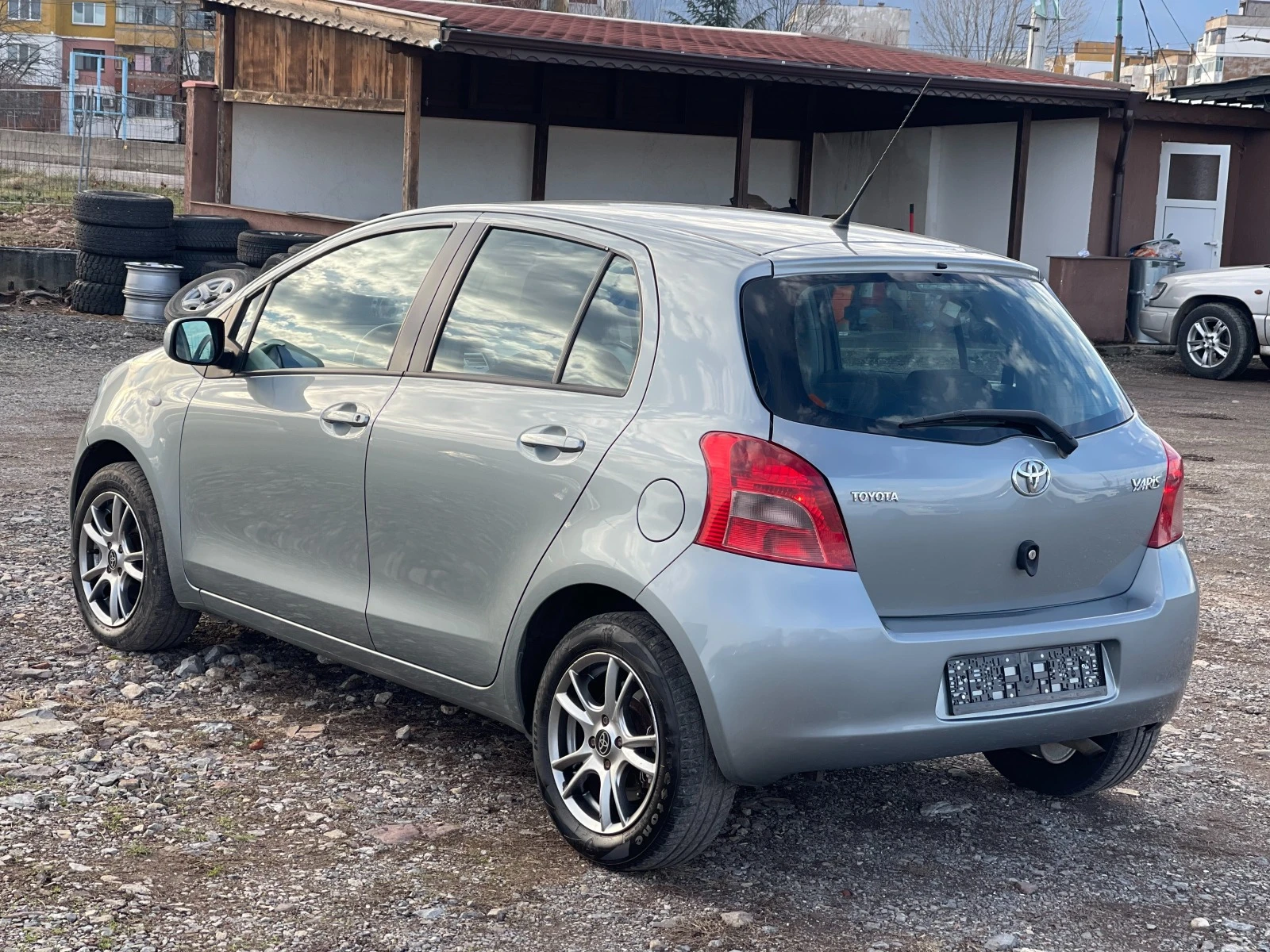 Toyota Yaris 1.0 VVT-i - изображение 3