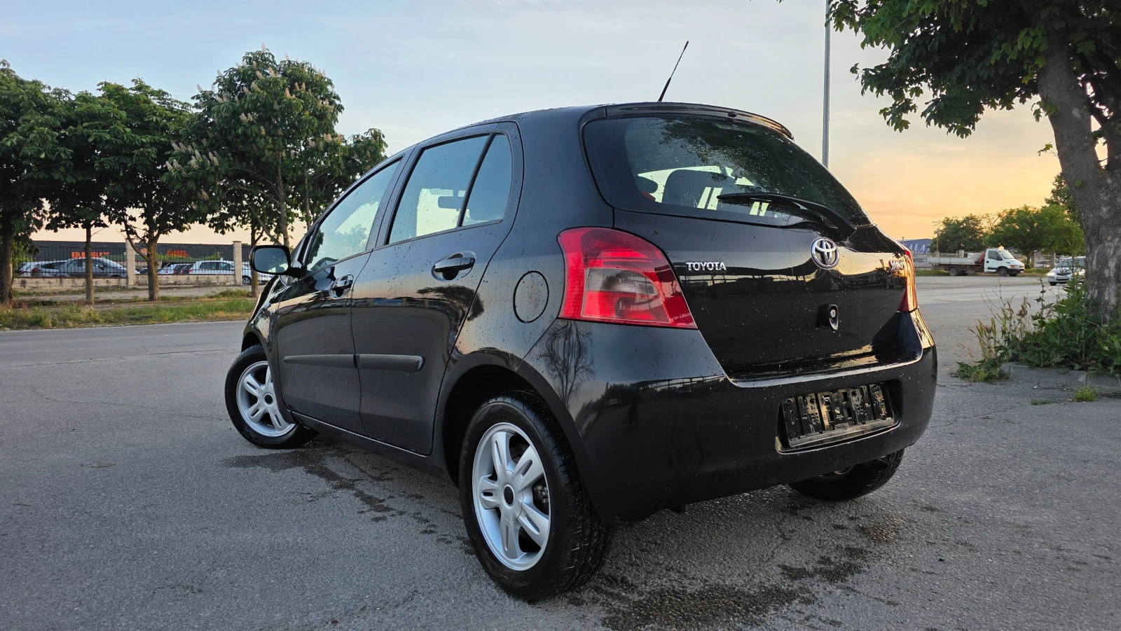 Toyota Yaris БЕЗУПРЕЧНА , снимка 5 - Автомобили и джипове - 54723218
